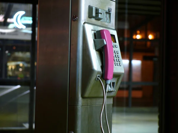 Рожевий телефон-автомат — стокове фото