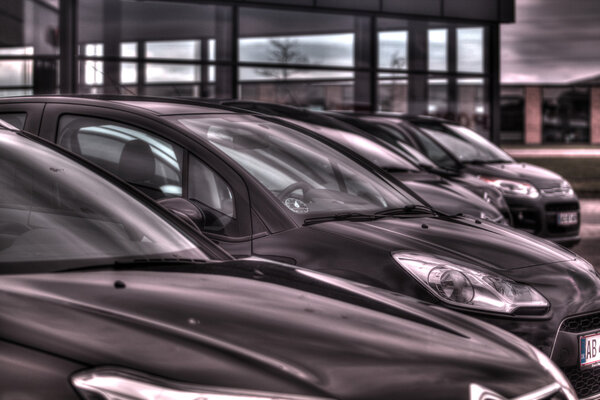 Автомобили в выставочном зале
