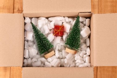 Karton bir posta kutusunda Noel süsleri.