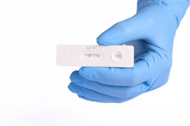 Hızlı test koronavirüsü negatif ve pozitif sonuç.