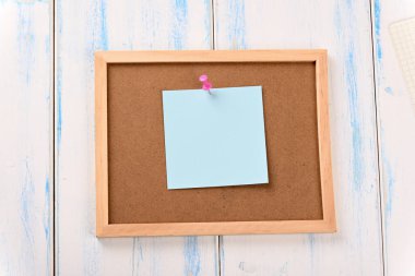 Ofis bilgilendirme tahtası, metin için boşluk eklenmiş mavi kağıt ile.