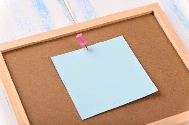 Ofis bilgilendirme tahtası, metin için boşluk eklenmiş mavi kağıt ile.