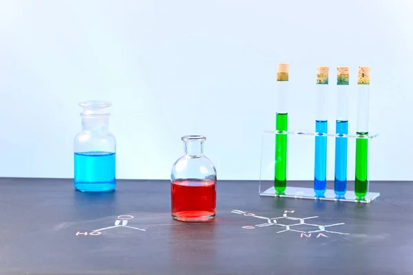 Objetos Químicos Laboratório Preenchidos Com Líquido Multicolorido — Fotografia de Stock