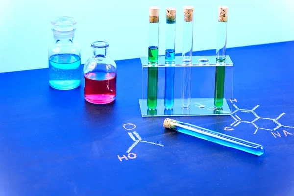Objetos Químicos Laboratório Preenchidos Com Líquido Multicolorido Luz Azul — Fotografia de Stock