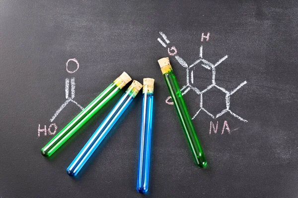 Vetro Chimico Laboratorio Riempito Con Liquido Multicolore — Foto Stock