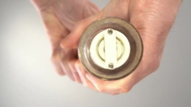 Karabiber şeffaf bir yüzeye serpiştirilir..