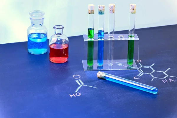 Vetro Chimico Laboratorio Riempito Con Liquido Multicolore — Foto Stock