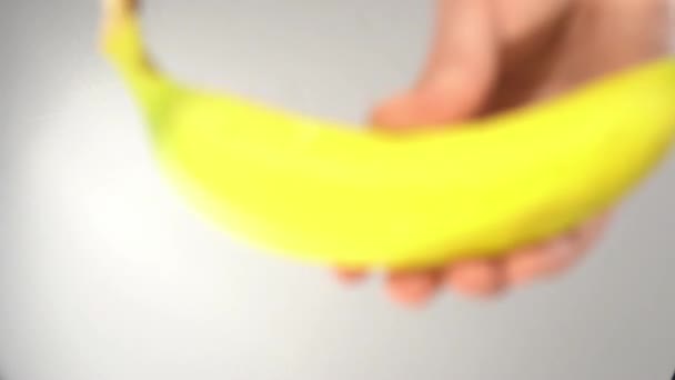 Plátanos Amarillos Encuentran Una Superficie Transparente Vista Inferior — Vídeo de stock