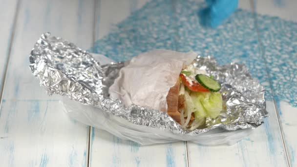 Doner Kebab Insvept Aluminiumfolie — Stockvideo