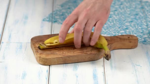 Резание Банановой Кожуры Деревянной Доске Кухни — стоковое видео