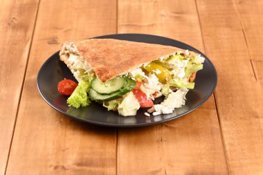 Hünkar bir plaka üzerinde.