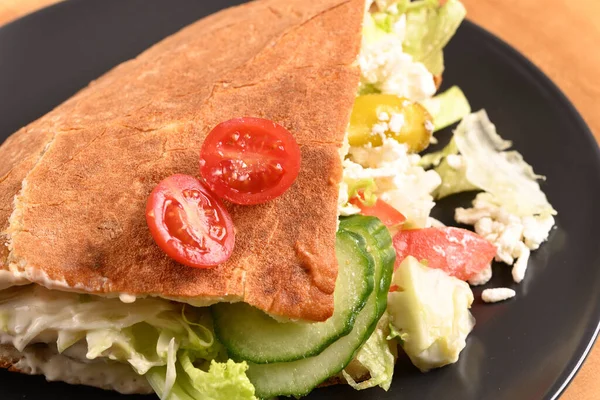 Hünkar bir plaka üzerinde.