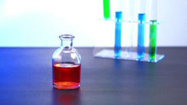 Cam bir şişenin içindeki kimyasal test yeşil hazırlık bir cam kaba dökülüyor..