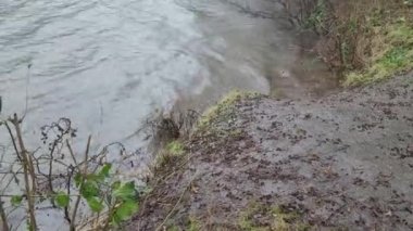 Gölde fırtınalı ve yağmurlu hava.