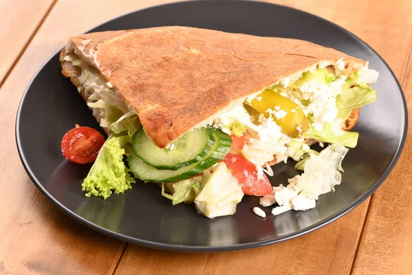 Koyu bir tabakta döner kebap.