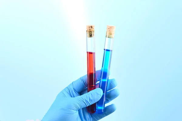 Preparazione Chimica Laboratorio Sotto Forma Liquido Blu Rosso Una Provetta — Foto Stock