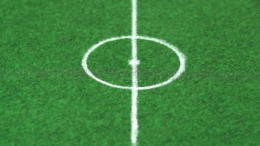 Minyatür futbol sahası ve futbol topları.