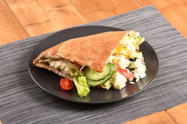 Koyu bir tabakta döner kebap.