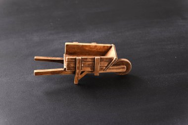 Esmer arka planda antik el arabası.