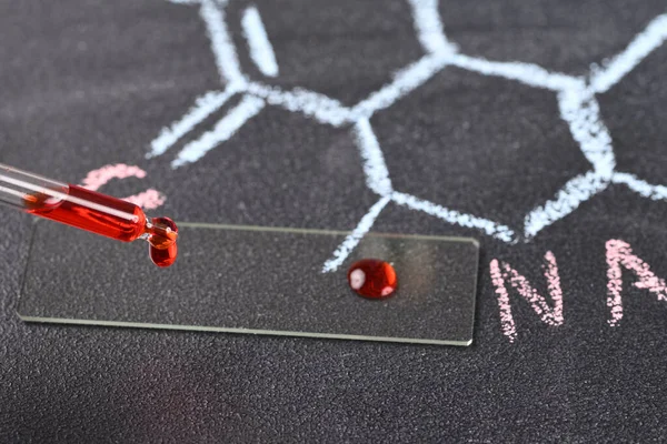 Duas Gotas Líquido Vermelho Lâmina Microscópio Fórmula Química Fundo — Fotografia de Stock