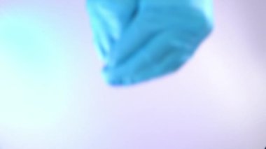 Saydam bir yüzeye yayılmış bir avuç farklı hap..