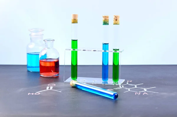 색깔의 액체로 채워진 실험실 — 스톡 사진