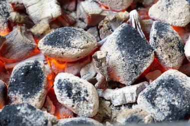 Bulanık parlayan kömür ve briketler kapanıyor.