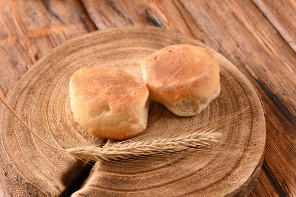 Zwei Brote Auf Dem Holzbrett — Stockfoto