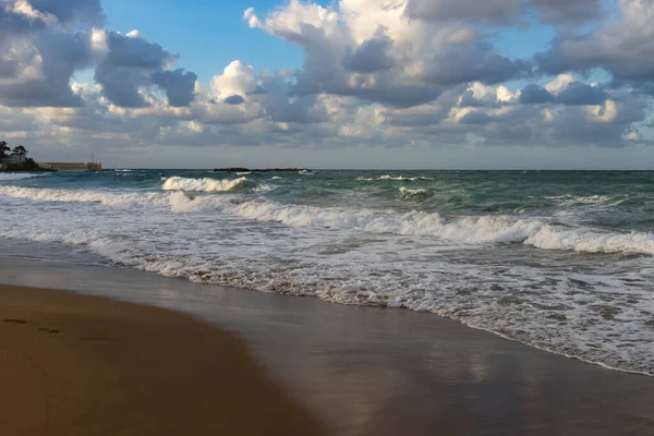 Cumulus Wolken Boven Ruwe Zee — Stockfoto