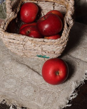 Peçetedeki kırmızı elmalar.