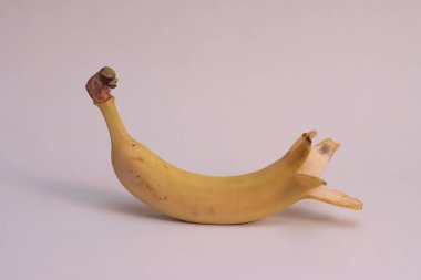 Beyaz arka plan üzerinde izole açılan muz