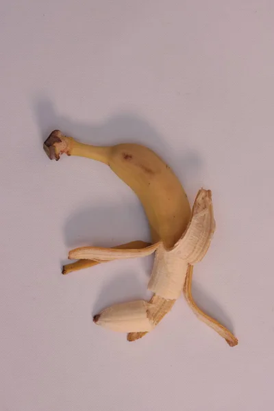 白地に隔離された壊れたバナナ — ストック写真