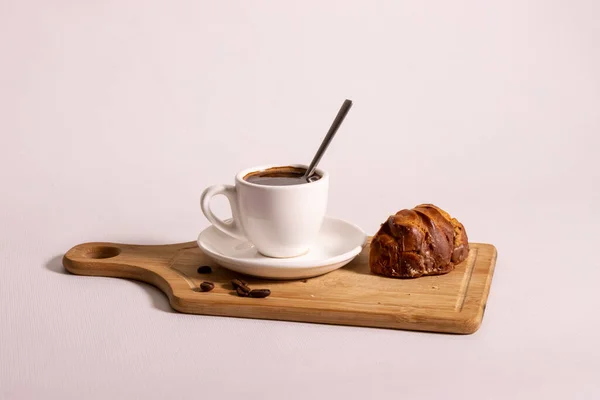 Cup Brewed Coffee Eclair Wooden Board — Zdjęcie stockowe