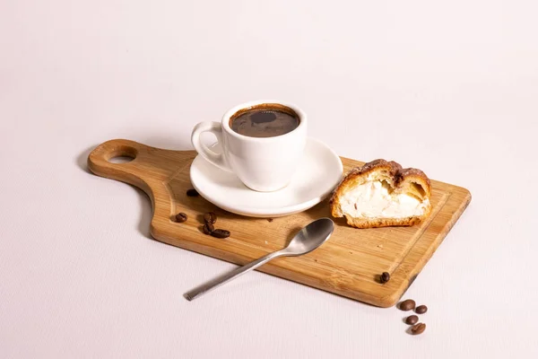 Cup Brewed Coffee Eclair Wooden Board — Fotografia de Stock