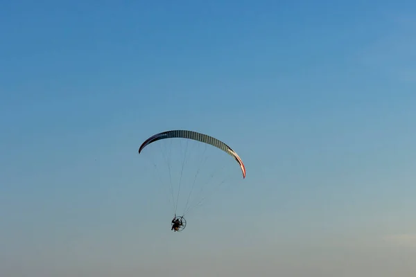 Parapente Con Motor Contra Cielo Azul — Foto de Stock