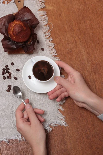 Muffin Witte Beker Met Koffie Tafel Kopje Koffie Muffins Voor — Stockfoto