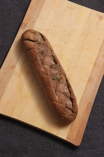 Loaf Black Bread Close Rye Bread Cutting Board Dark Bread — Stock Photo, Image