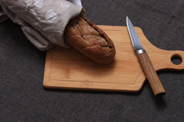Bliska Bochenek Czarnego Chleba Chleb Żytni Desce Krojenia Ciemny Chleb — Zdjęcie stockowe