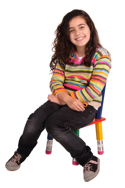 Bambina seduta su una sedia — Foto Stock
