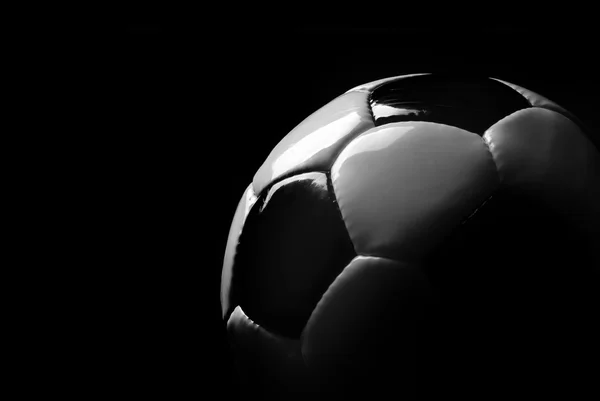 Fußball isoliert in schwarz — Stockfoto