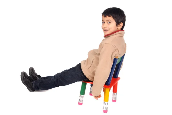 Niño sentado en una silla — Foto de Stock