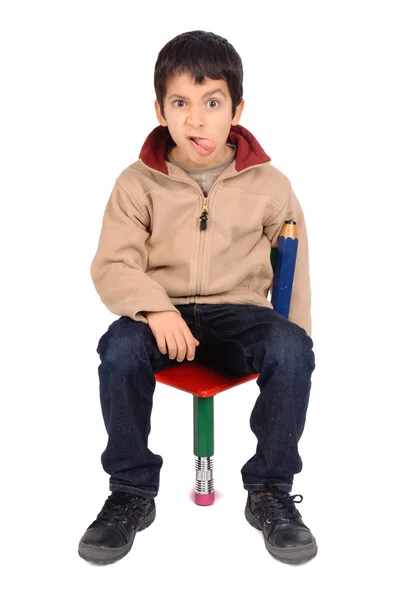 Kleine jongen zittend in een stoel — Stockfoto