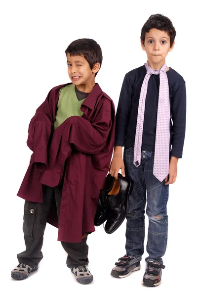 Мальчики одевают папин костюм — стоковое фото