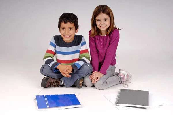 Niño y niña con libros — Foto de Stock