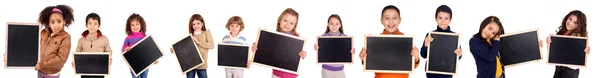 Niños pequeños sosteniendo una pizarra negra —  Fotos de Stock