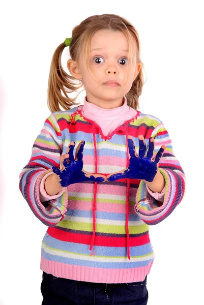 Menina de cinco anos com as mãos pintadas — Fotografia de Stock