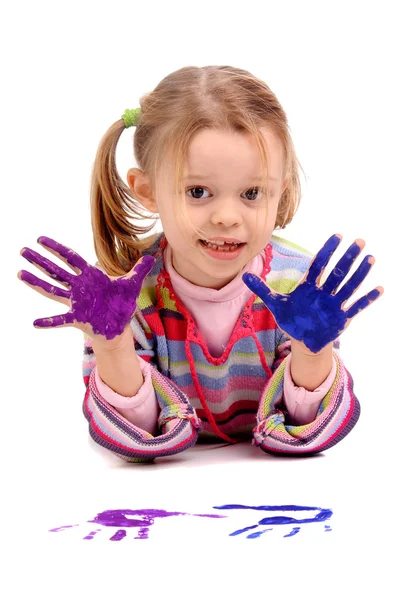 Пятилетняя девочка с раскрашенными руками — стоковое фото