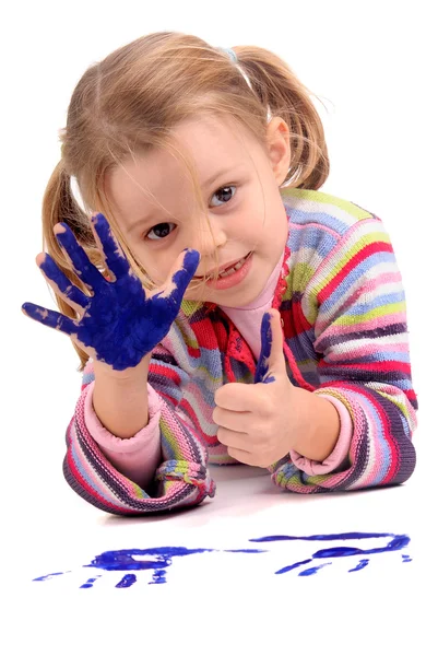 Menina de cinco anos com as mãos pintadas — Fotografia de Stock