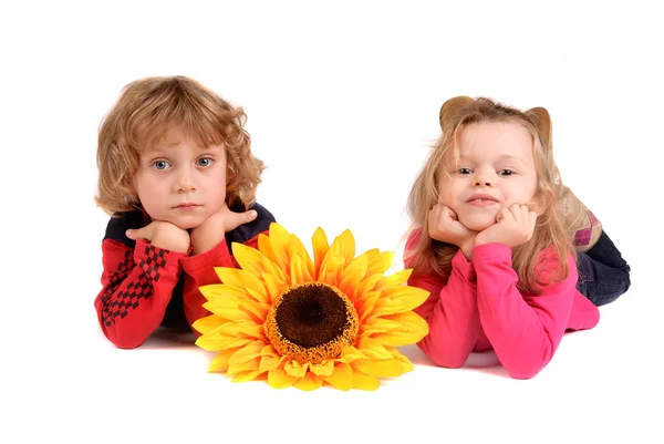 Chłopiec i dziewczynka z kwiatem — Zdjęcie stockowe