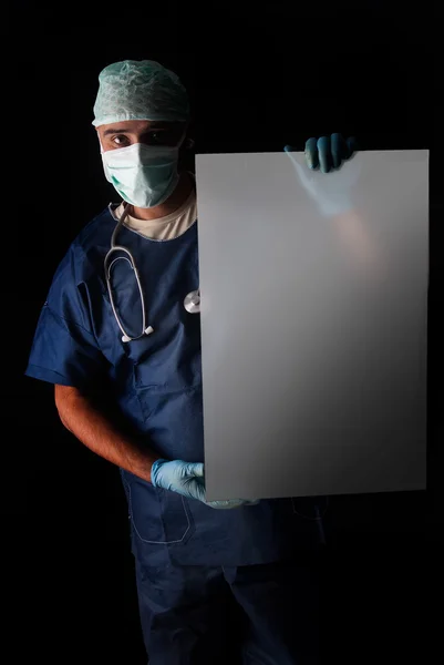 Médico segurando um cartão — Fotografia de Stock